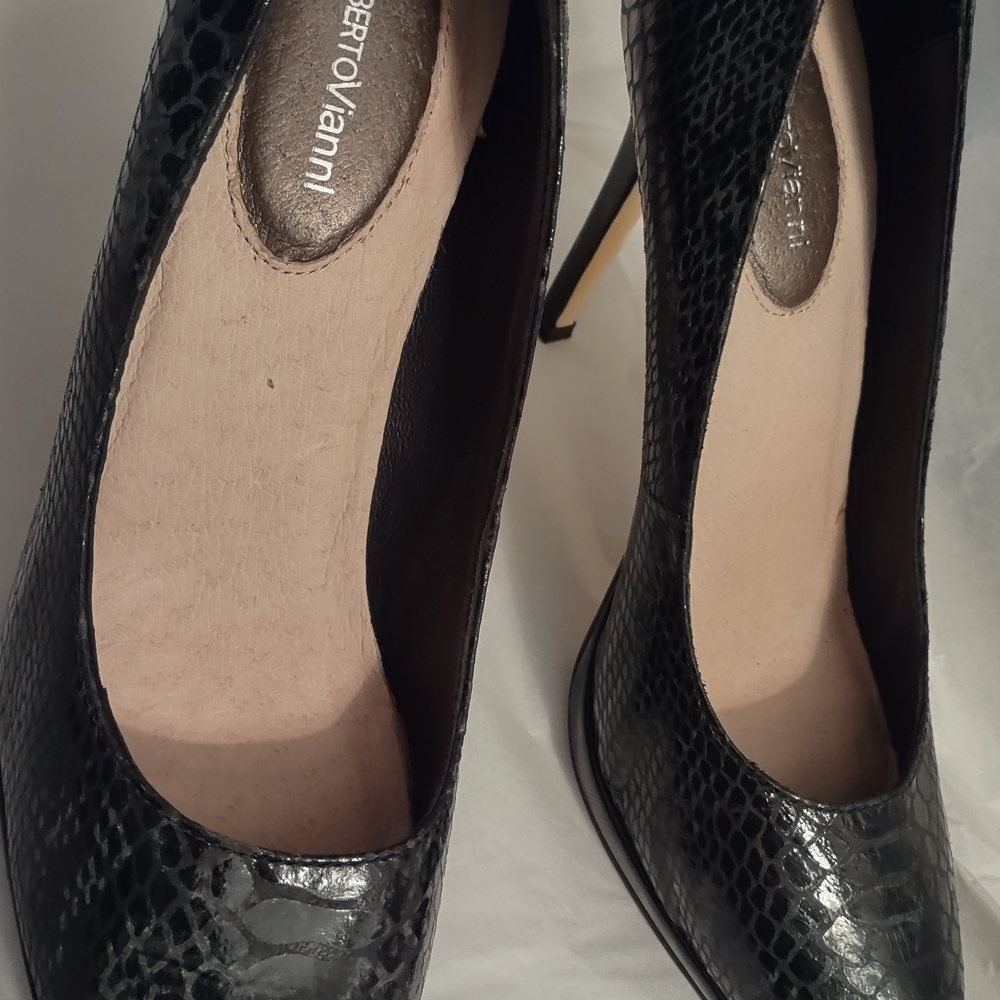 Chic Black Patterned Heels - Picture 5 of 5